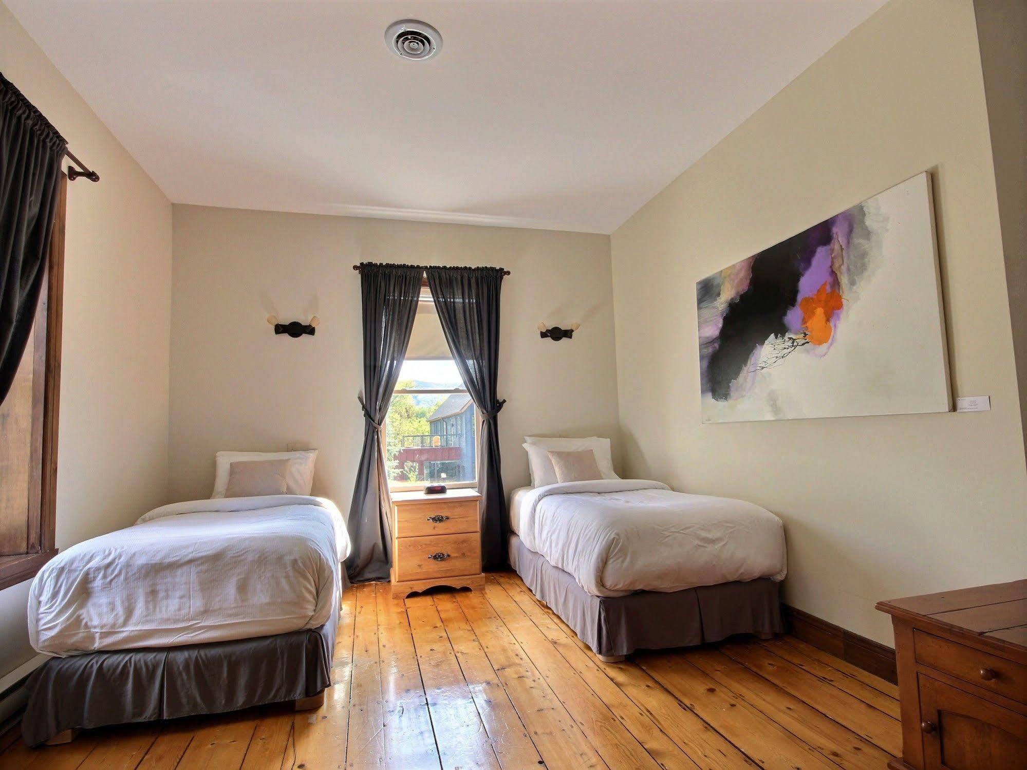 Auberge Nuits De St-Georges Bromont Bagian luar foto